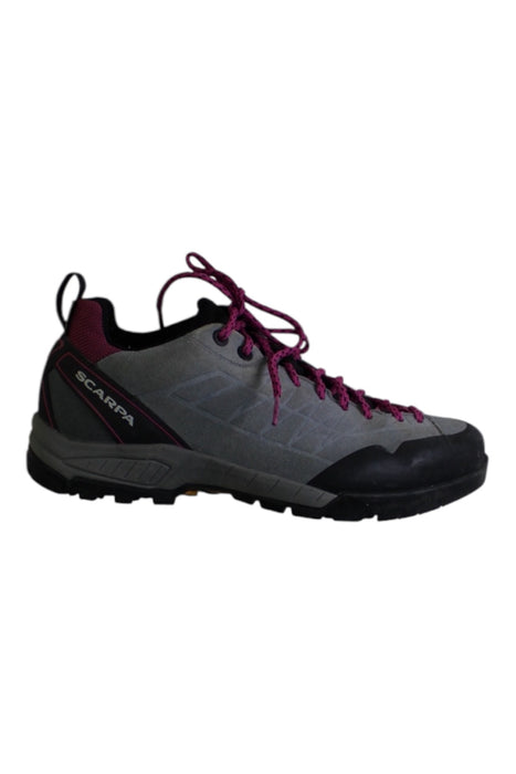 A Grey Casual Boots from SCARPA in size 11Y for girl. (Front View)