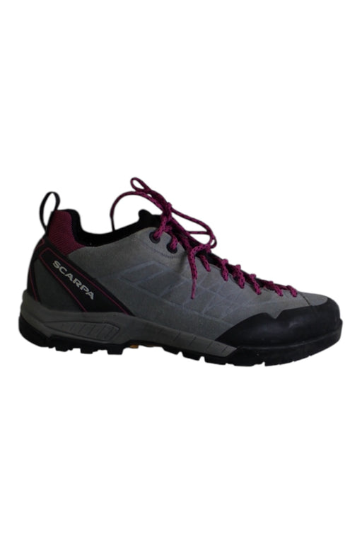 A Grey Casual Boots from SCARPA in size 11Y for girl. (Front View)