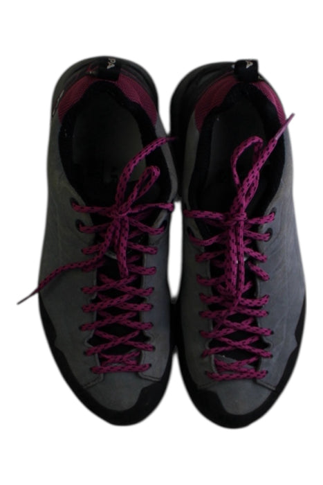 A Grey Casual Boots from SCARPA in size 11Y for girl. (Back View)