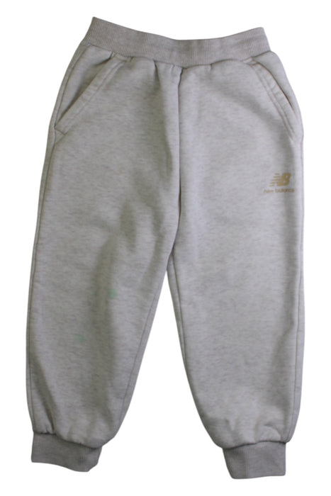 A Grey Sweatpants from New Balance in size 4T for boy. (Front View)