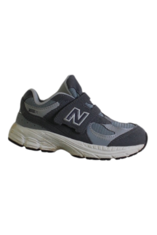 A Grey Sneakers from New Balance in size 4T for boy. (Front View)
