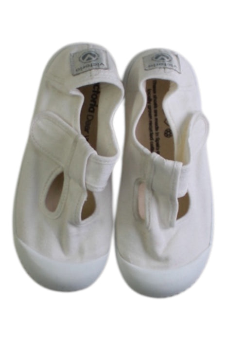 A White Flats from Victoria in size 4T for girl. (Back View)