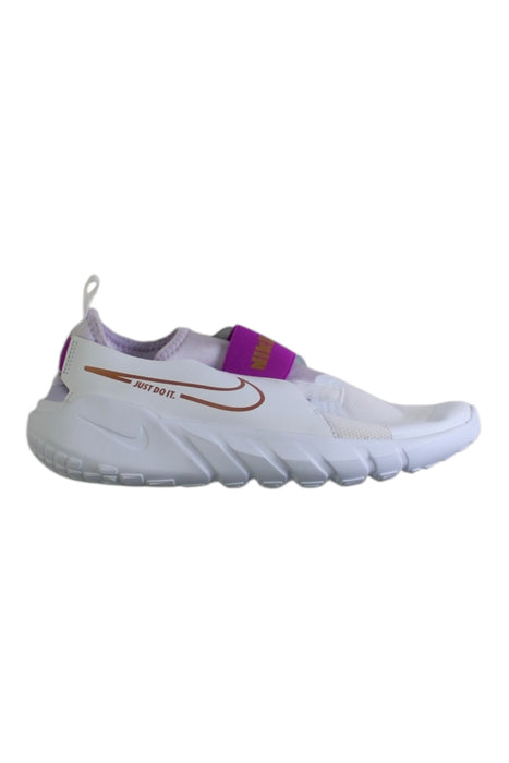 A White Sneakers from Nike in size 13Y for girl. (Front View)