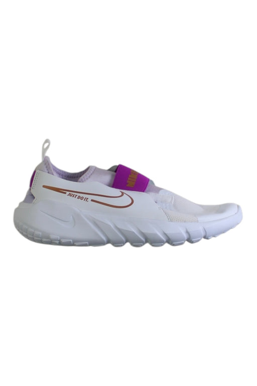 A White Sneakers from Nike in size 13Y for girl. (Front View)