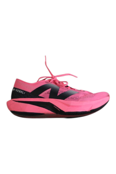 A Pink Sneakers from New Balance in size 14Y for girl. (Front View)