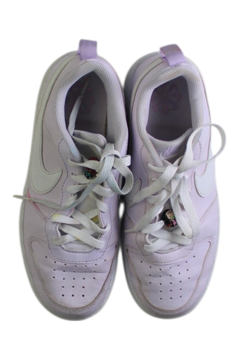 A White Sneakers from Nike in size 11Y for girl. (Back View)