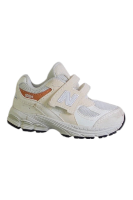 A White Sneakers from New Balance in size 18-24M for neutral. (Front View)