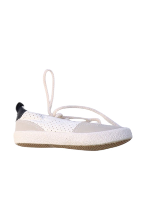 A White Sneakers from Seed in size 4T for girl. (Front View)