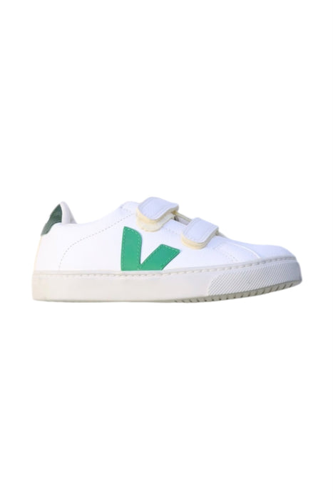 A White Sneakers from Veja in size 6T for neutral. (Front View)