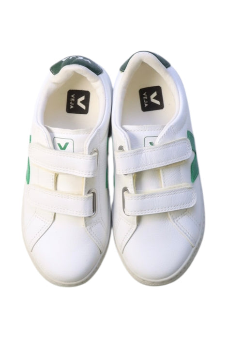 A White Sneakers from Veja in size 6T for neutral. (Back View)