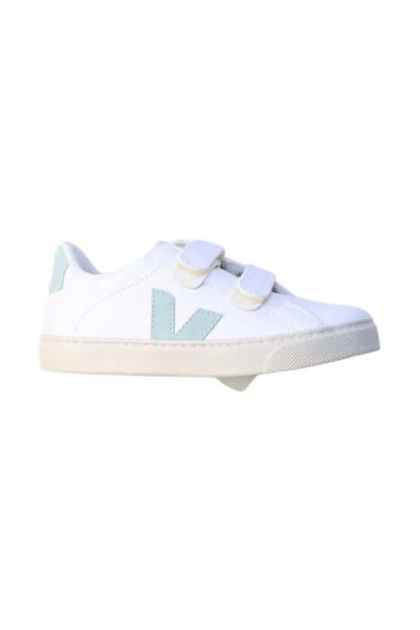 A White Sneakers from Veja in size 6T for neutral. (Front View)