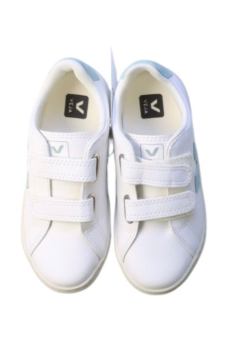 A White Sneakers from Veja in size 6T for neutral. (Back View)