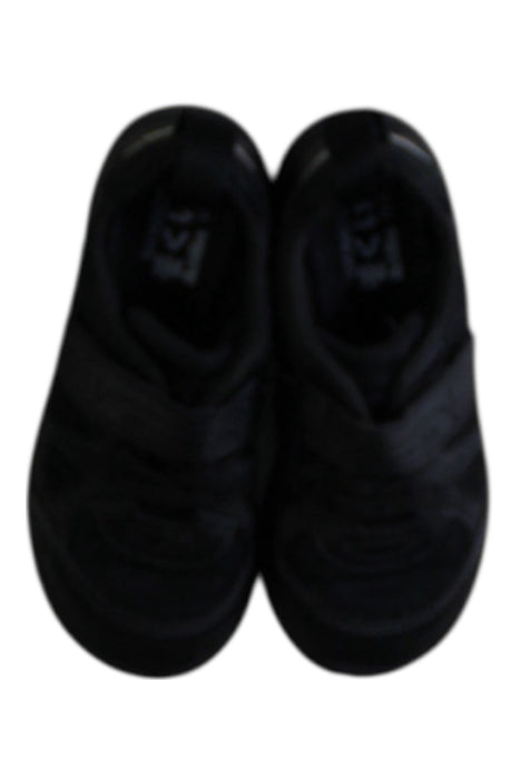 A Black Sneakers from Syunsoku in size 5T for boy. (Back View)