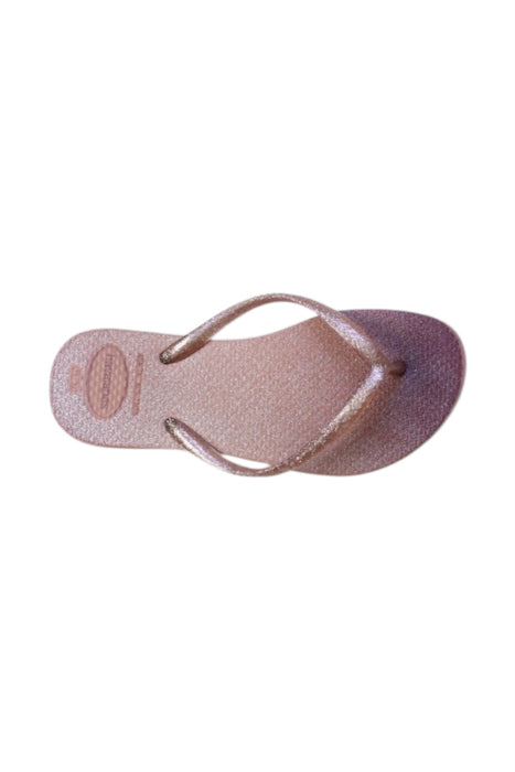 A Pink Flip Flops from Havaianas in size 7Y for girl. (Front View)