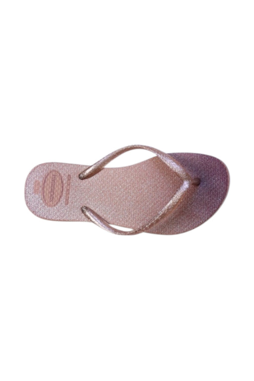 A Pink Flip Flops from Havaianas in size 7Y for girl. (Front View)