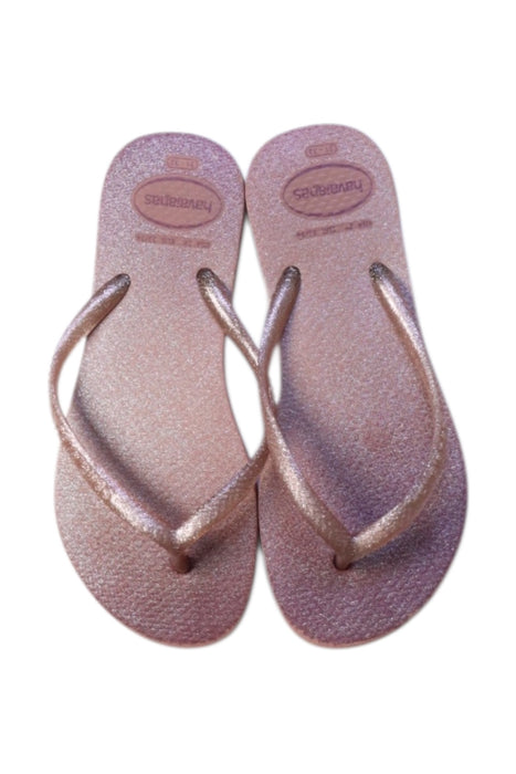 A Pink Flip Flops from Havaianas in size 7Y for girl. (Back View)