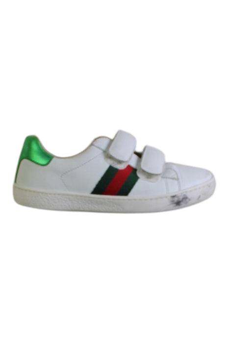 A White Sneakers from Gucci in size 5T for boy. (Front View)