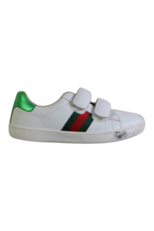 A White Sneakers from Gucci in size 5T for boy. (Front View)