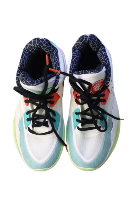 A Multicolour Sneakers from Nike in size 14Y for boy. (Back View)