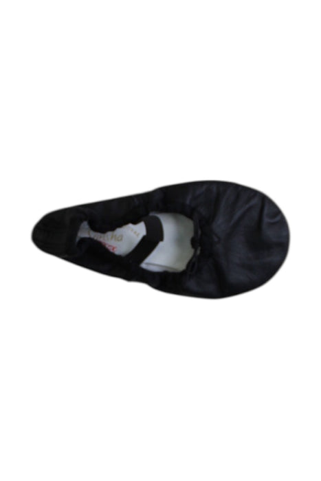 A Black Flats from Sansha in size 5T for girl. (Front View)
