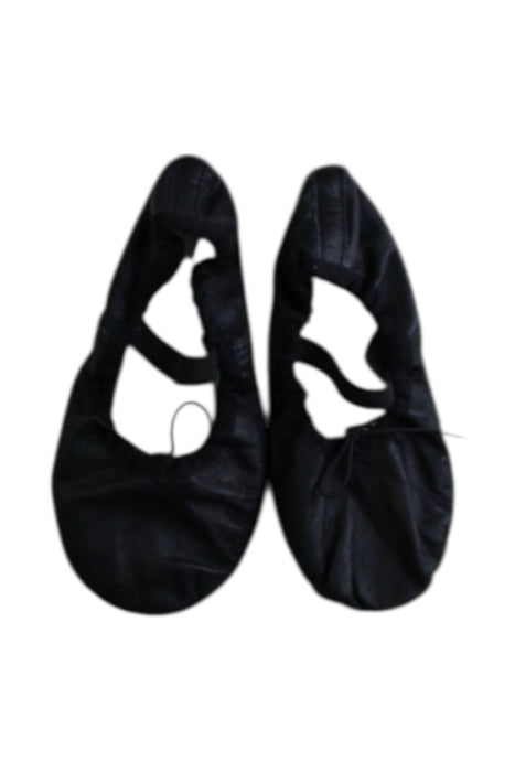 A Black Flats from Sansha in size 5T for girl. (Back View)