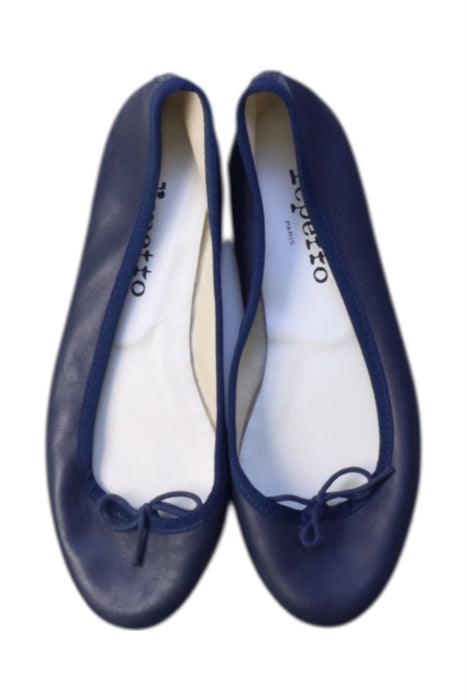 A Navy Flats from Repetto in size 12Y for girl. (Back View)