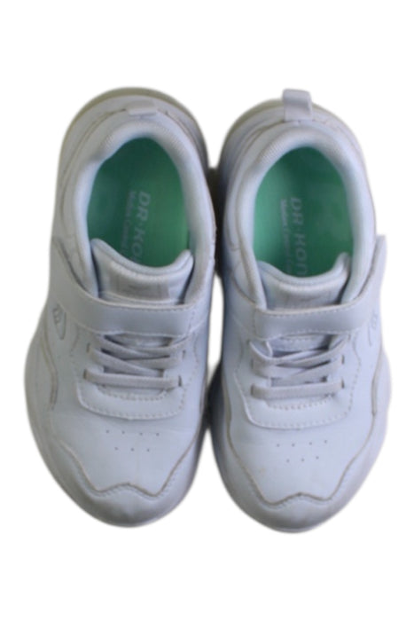 A White Sneakers from Dr. Kong in size 5T for neutral. (Back View)