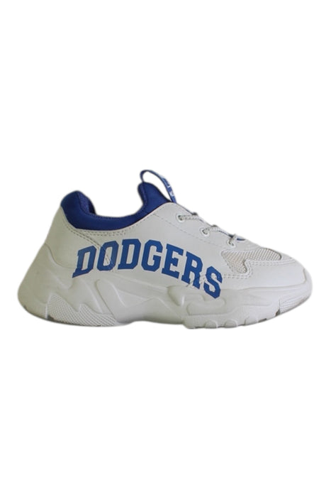 A White Sneakers from MLB in size 6T for neutral. (Front View)