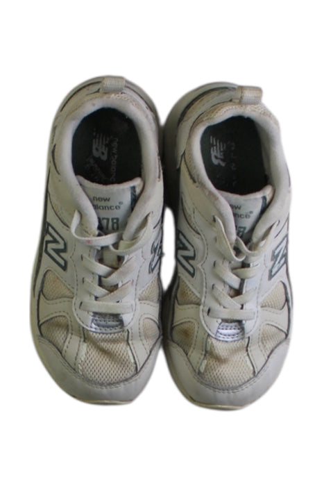 A White Sneakers from New Balance in size 5T for neutral. (Back View)