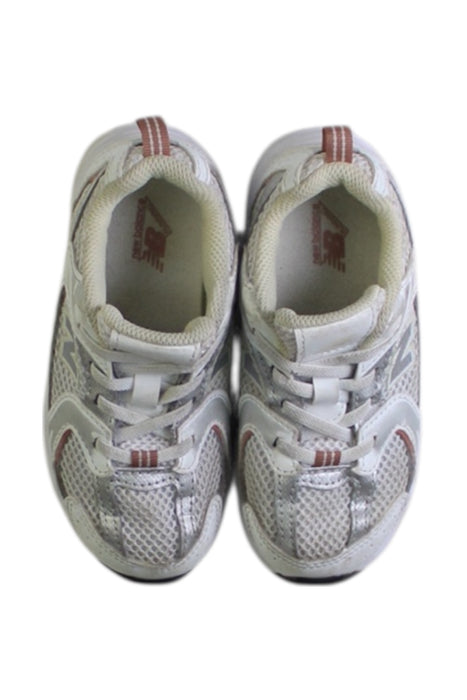 A White Sneakers from New Balance in size 4T for neutral. (Back View)