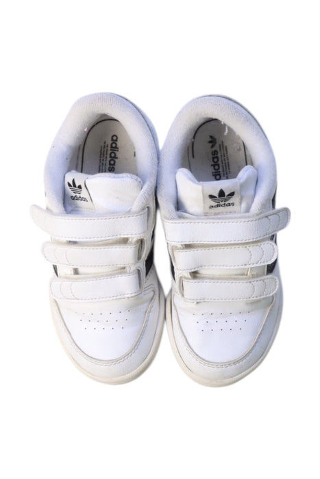 A White Sneakers from Adidas in size 5T for neutral. (Back View)