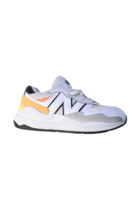 A Multicolour Sneakers from New Balance in size 4T for boy. (Front View)