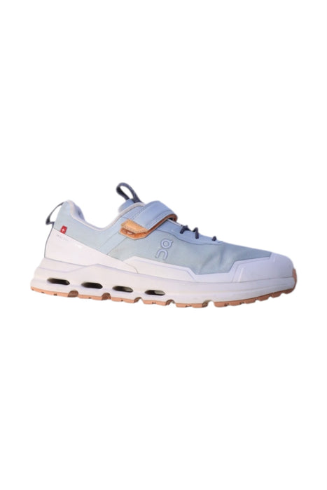 A White Sneakers from On in size 9Y for neutral. (Front View)