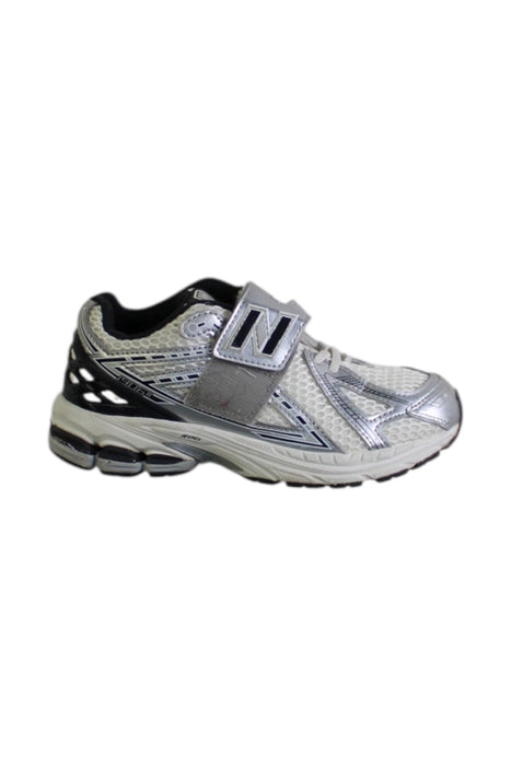 A Grey Sneakers from New Balance in size 7Y for boy. (Front View)