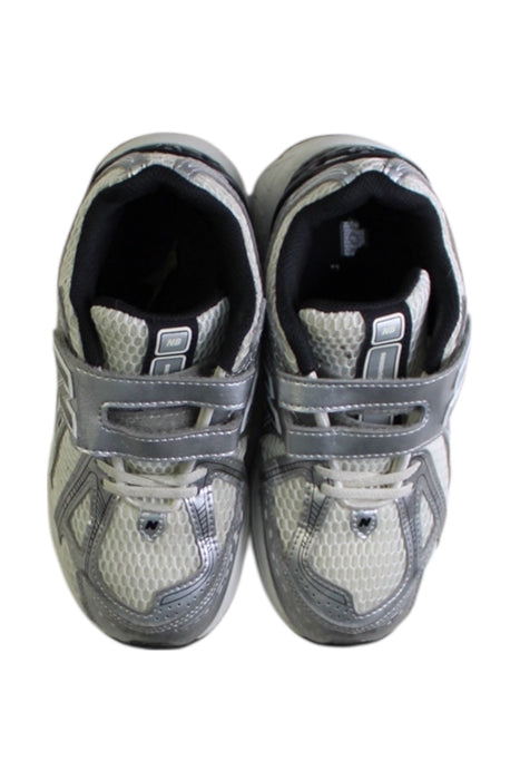 A Grey Sneakers from New Balance in size 7Y for boy. (Back View)