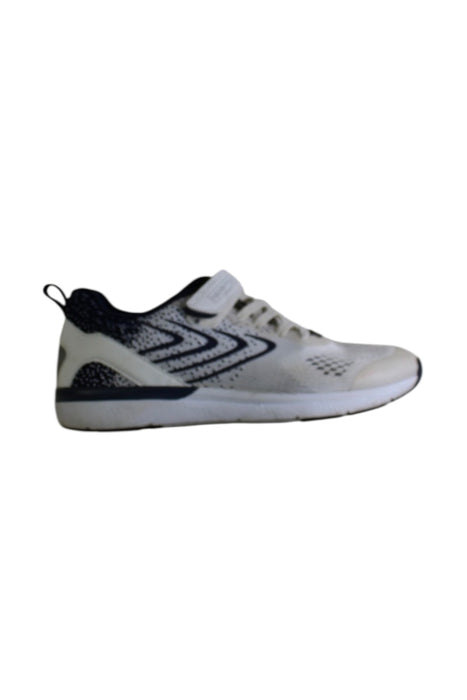 A White Sneakers from Hampton Classics in size 12Y for boy. (Front View)