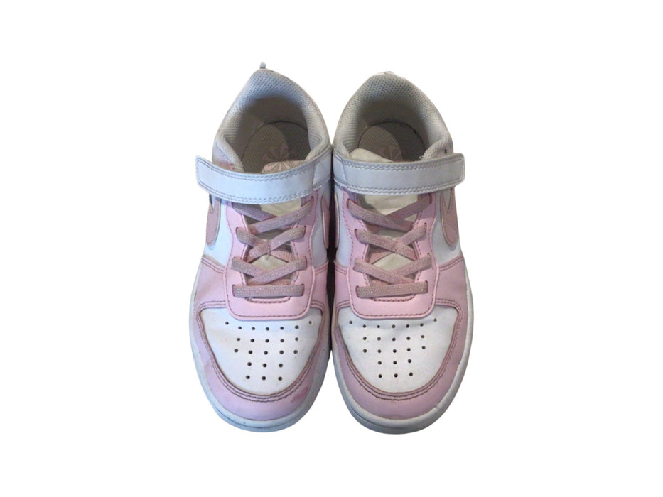 A Pink Sneakers from Nike in size 7Y for girl. (Front View)