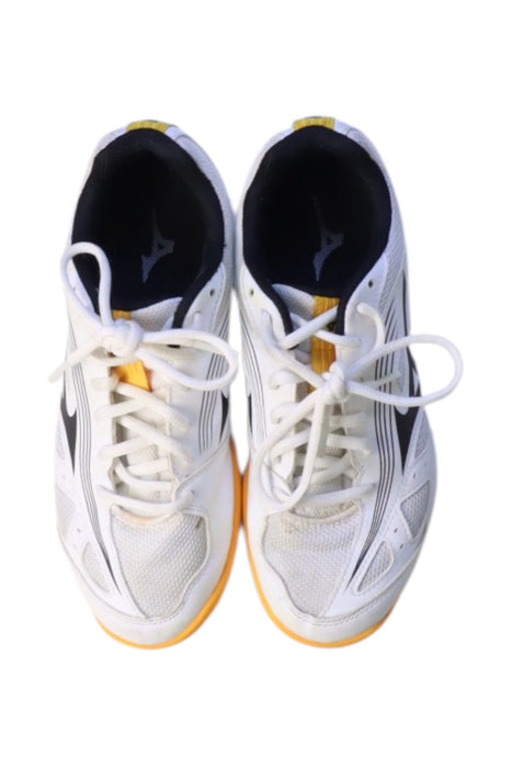 A White Sneakers from Mizuno in size 12Y for neutral. (Back View)