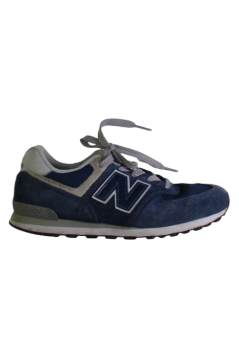 A Navy Sneakers from New Balance in size 12Y for boy. (Front View)