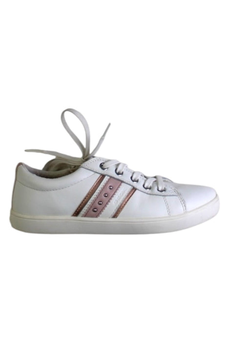 A White Sneakers from Geox in size 9Y for girl. (Front View)