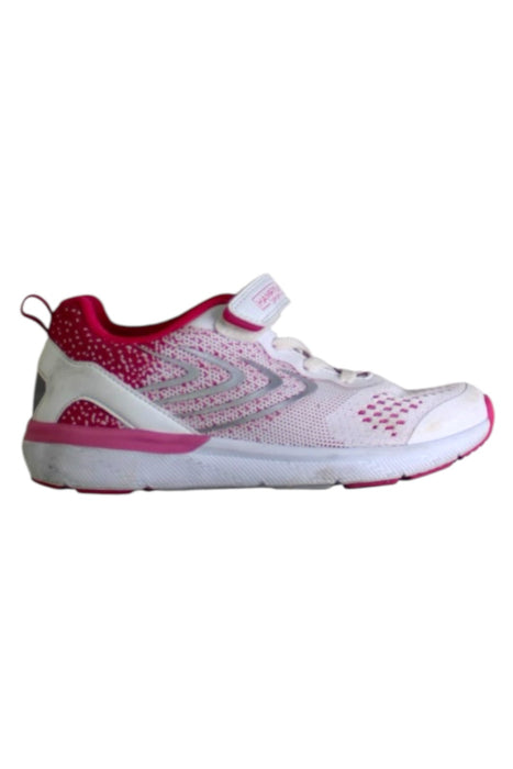 A White Sneakers from Hampton Sports in size 9Y for girl. (Front View)