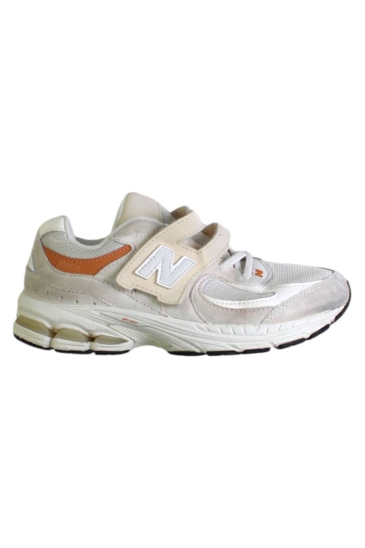 A White Sneakers from New Balance in size 10Y for boy. (Front View)