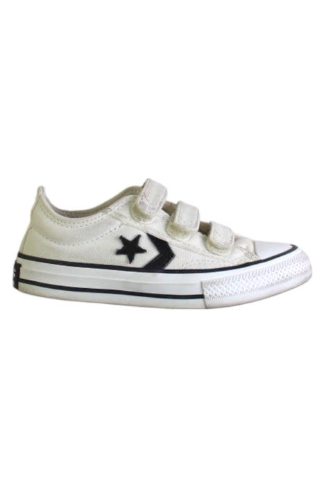 A White Sneakers from Converse in size 5T for boy. (Front View)