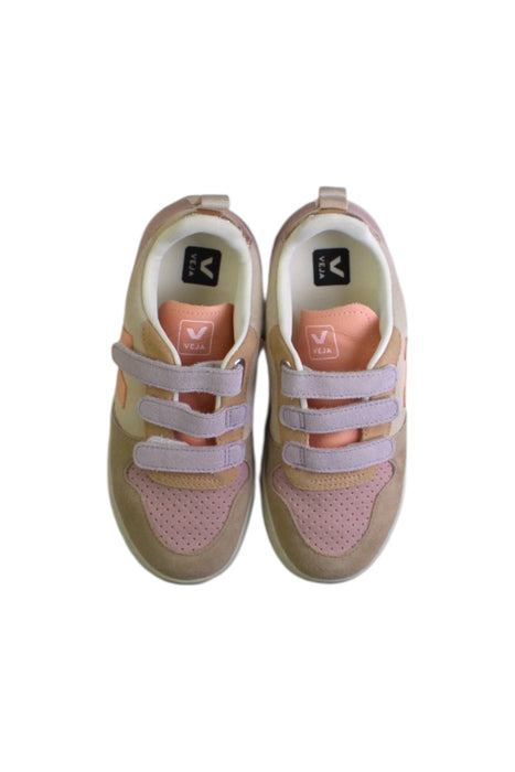 A White Sneakers from Veja in size 9Y for girl. (Back View)