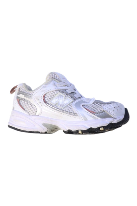 A White Sneakers from New Balance in size 18-24M for boy. (Front View)