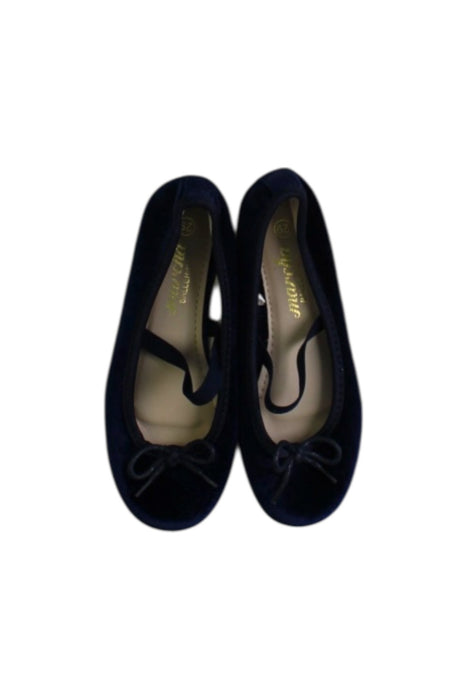 A Navy Flats from Marcha Ballerina in size 5T for girl. (Back View)