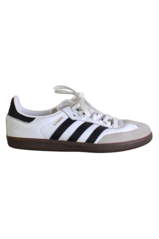 A White Sneakers from Adidas in size 9Y for neutral. (Front View)
