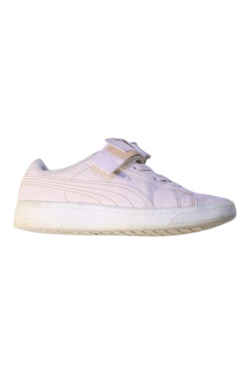 A Pink Sneakers from Puma in size 7Y for girl. (Front View)