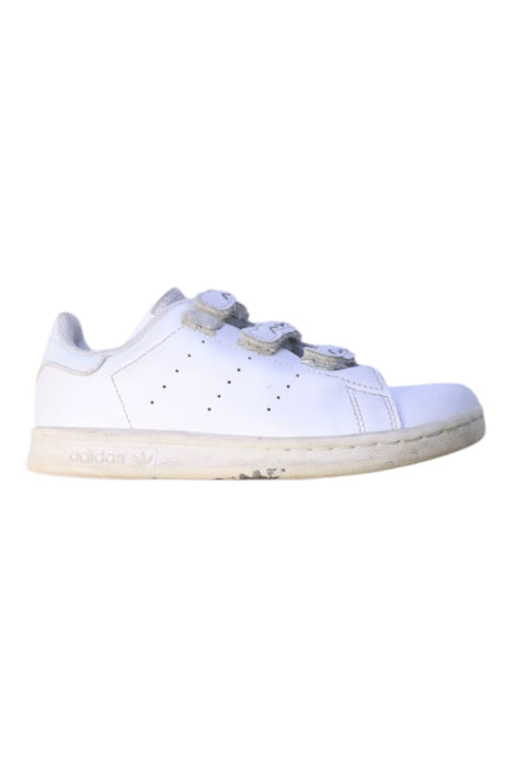 A White Sneakers from Adidas in size 6T for girl. (Front View)