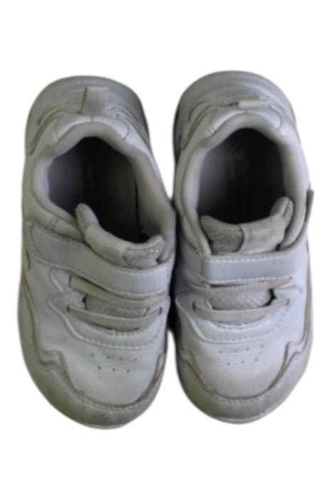 A White Sneakers from Dr. Kong in size 3T for neutral. (Back View)